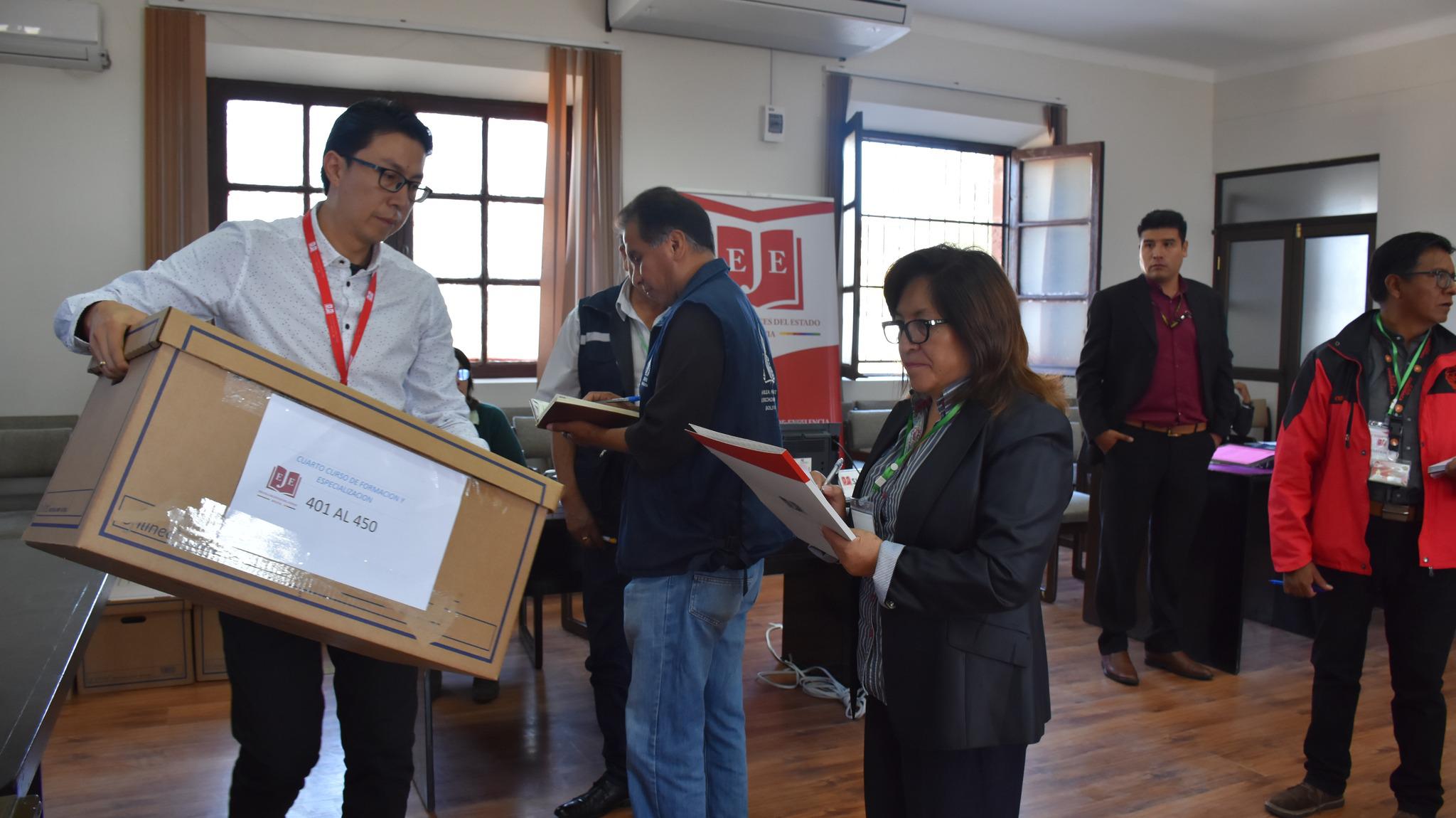 EJE. INICIA CON LA FASE DE REVISIÓN DE DOCUMENTACIÓN MÍNIMA HABILITANTE DE LAS POSTULACIONES PRESENTADAS POR ASPIRANTES AL CUARTO CURSO DE FORMACIÓN Y ESPECIALIZACIÓN JUDICIAL EN ÁREA ORDINARIA.