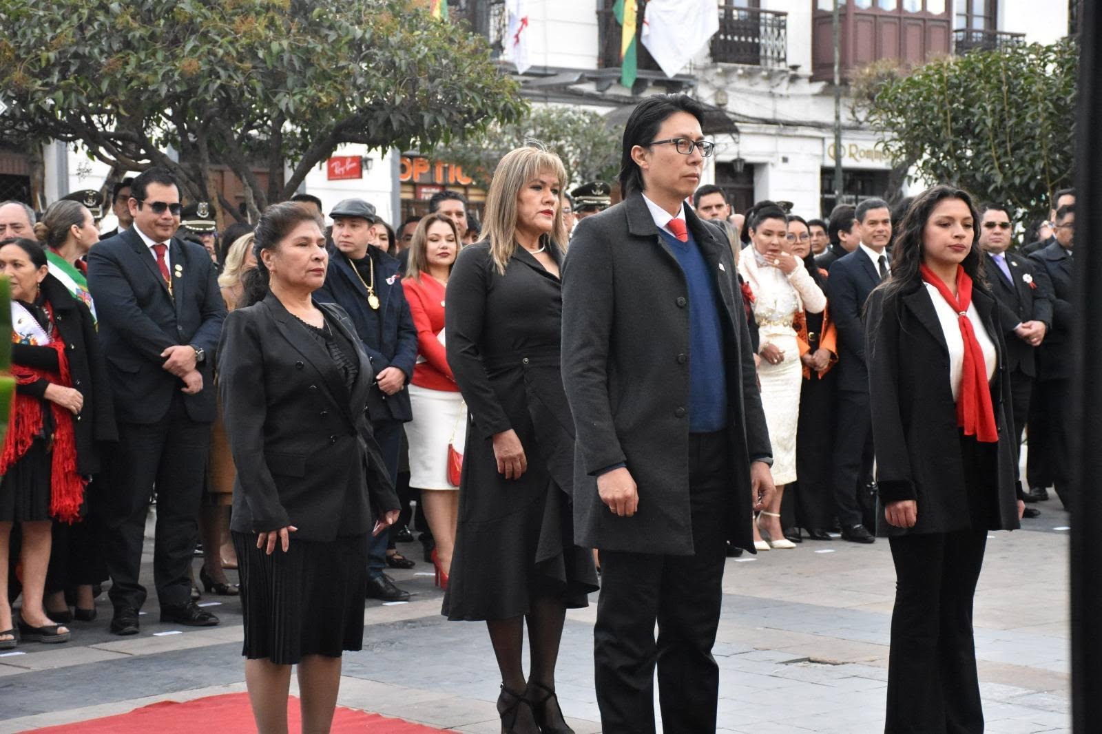 EJE RINDE HOMENAJE A LA GESTA LIBERTARIA DE CHUQUISACA CON OFRENDA FLORAL POR SUS 217 AÑOS DE HISTORIA
