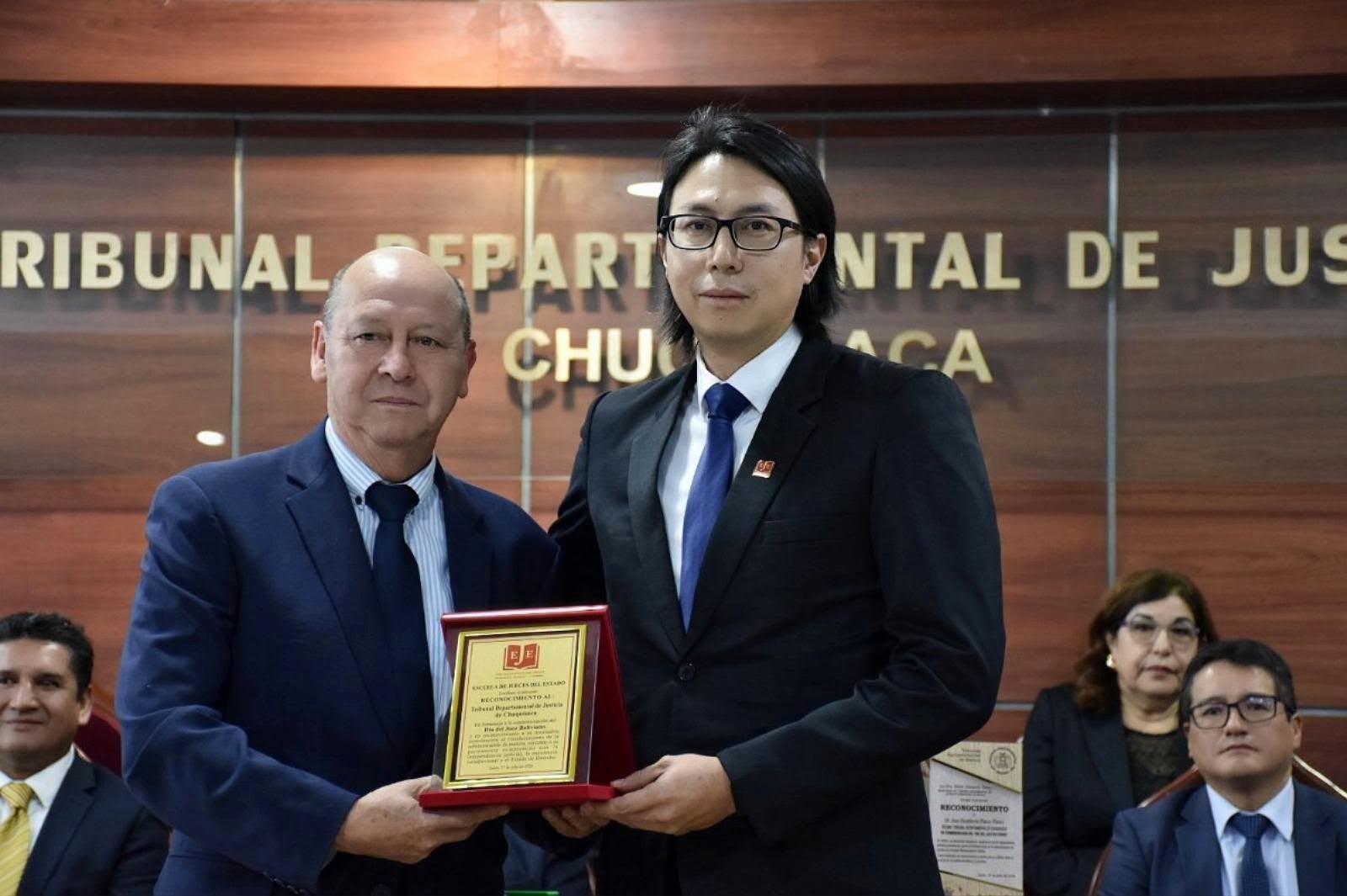 𝐄𝐒𝐂𝐔𝐄𝐋𝐀 𝐃𝐄 𝐉𝐔𝐄𝐂𝐄𝐒 𝐃𝐄𝐋 𝐄𝐒𝐓𝐀𝐃𝐎 𝐀𝐂𝐎𝐌𝐏𝐀Ñ𝐀 𝐄𝐋 𝐃Í𝐀 𝐃𝐄𝐋 𝐉𝐔𝐄𝐙 𝐁𝐎𝐋𝐈𝐕𝐈𝐀𝐍𝐎 𝐃𝐄𝐒𝐓𝐀𝐂𝐀𝐍𝐃𝐎 𝐋𝐀 𝐕𝐎𝐂𝐀𝐂𝐈Ó𝐍 𝐃𝐄 𝐒𝐄𝐑𝐕𝐈𝐂𝐈𝐎 𝐉𝐔𝐃𝐈𝐂𝐈𝐀𝐋