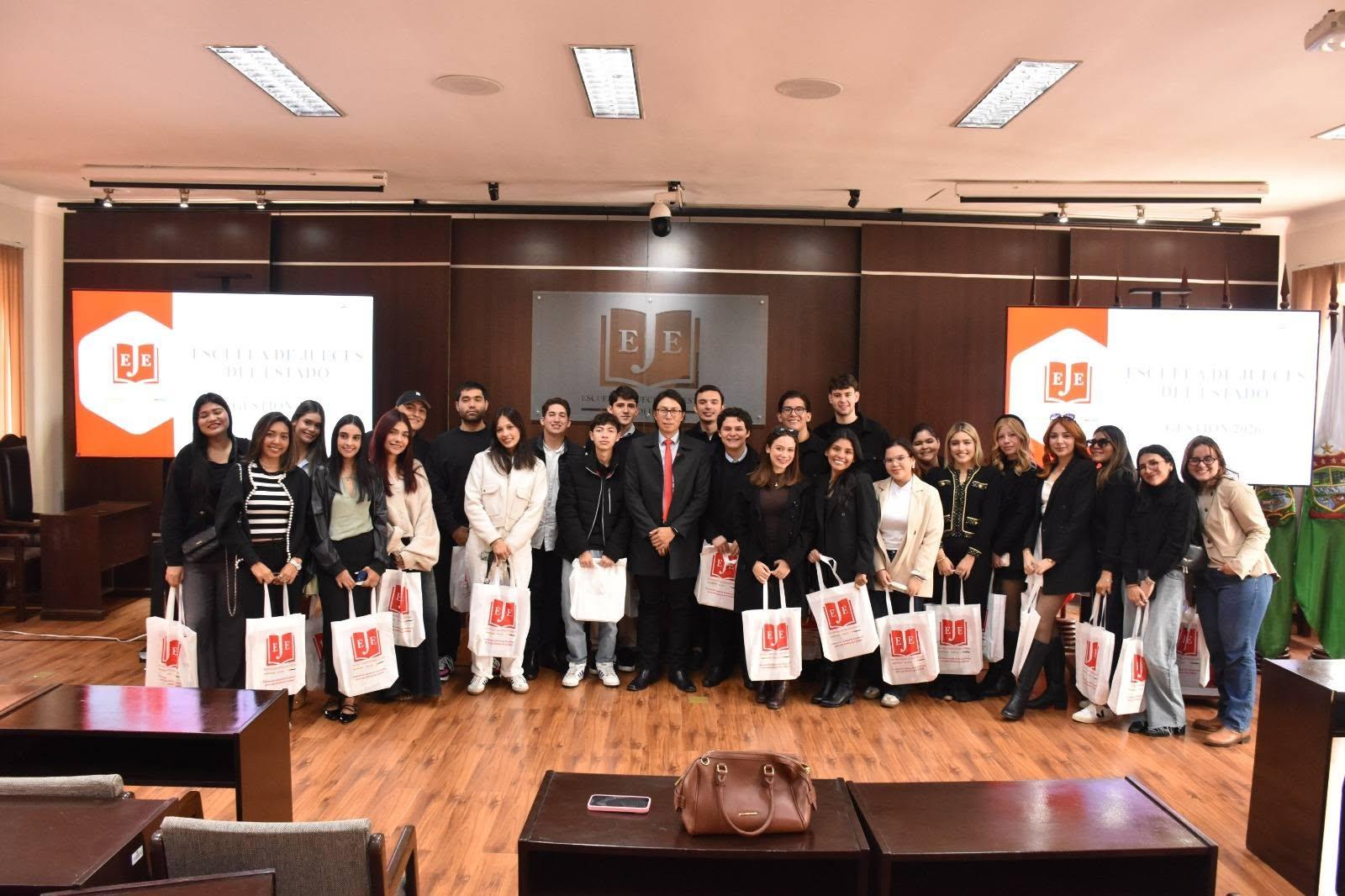 ESCUELA DE JUECES DEL ESTADO RECIBE A ESTUDIANTES DE DERECHO DE LA UPSA Y FORTALECE EL VÍNCULO CON FUTUROS PROFESIONALES