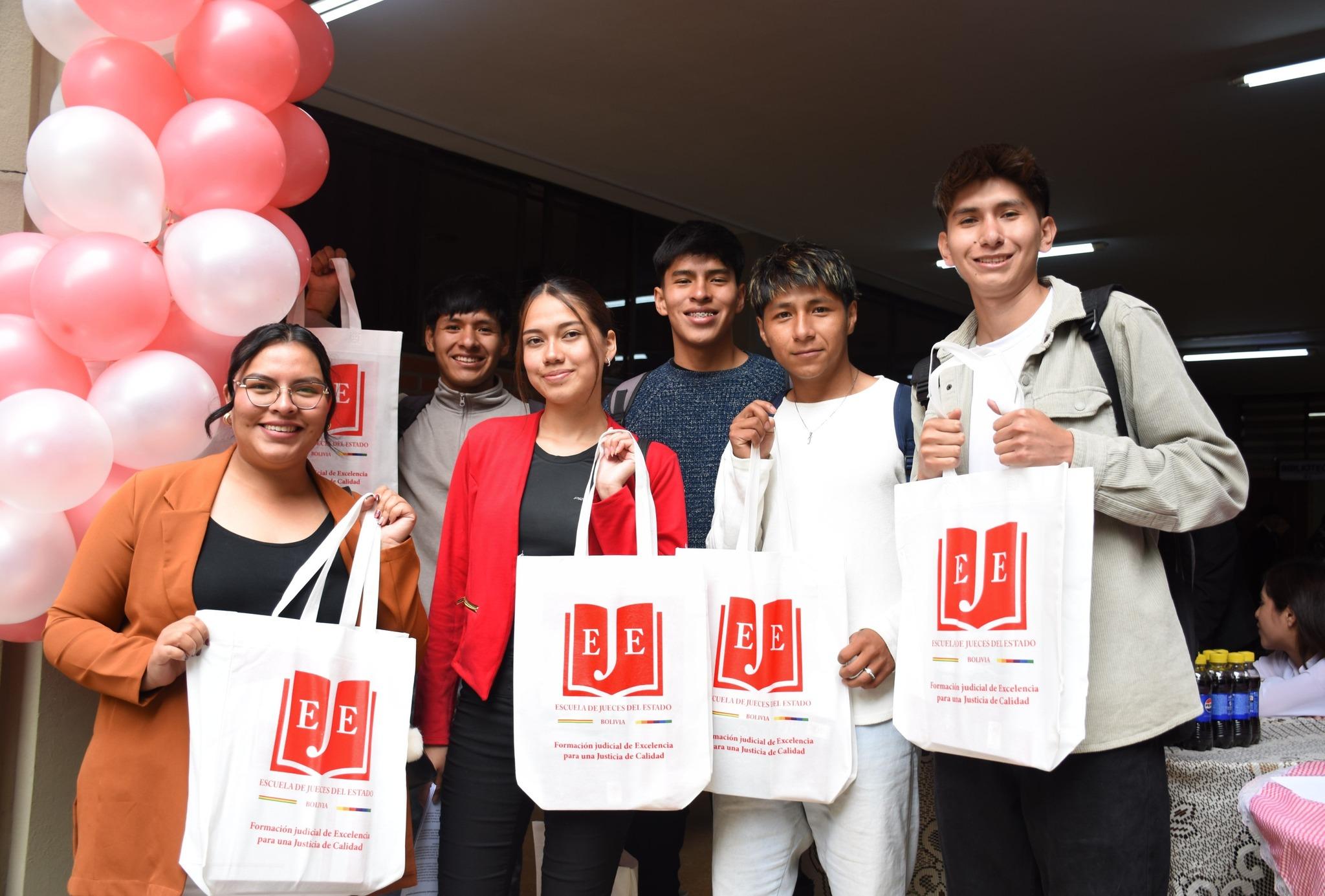 ESCUELA DE JUECES DEL ESTADO PARTICIPA EN LA PRIMERA FERIA DEL LIBRO DE LA CARRERA DE DERECHO DE LA USFX